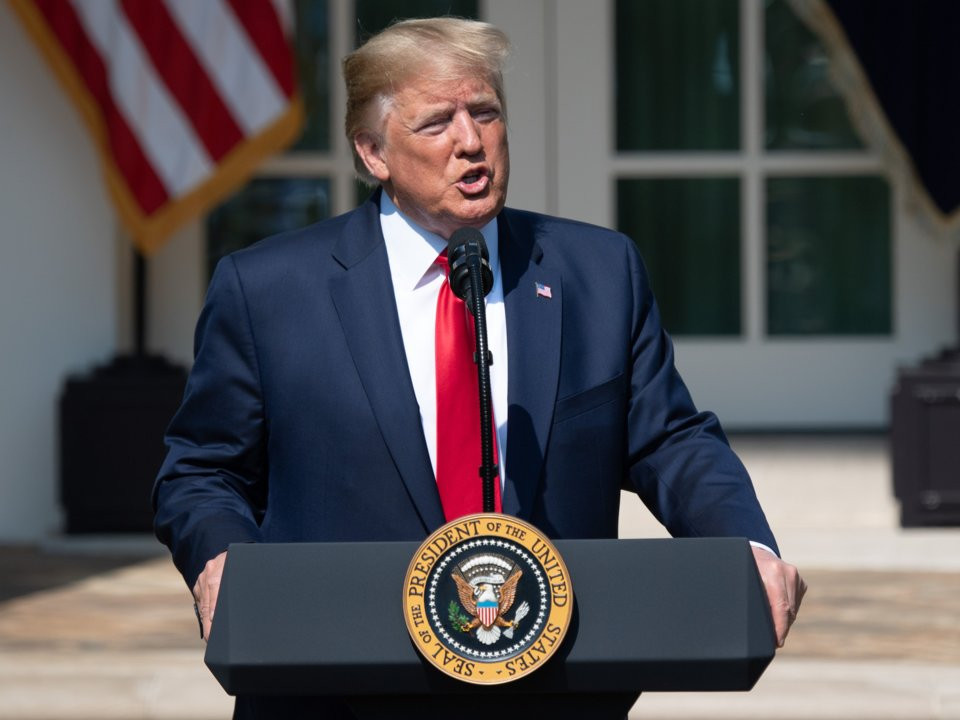 Kể từ khi nhậm chức, Tổng thống Donald Trump đã quyên tặng 400.000 USD tiền lương của mình cho các bộ phận khác nhau của chính phủ. Ông đã quyên tặng thu nhập quý 2 năm 2019 cho Văn phòng Bác sĩ phẫu thuật.