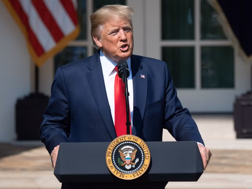 Kể từ khi nhậm chức, Tổng thống Donald Trump đã quyên tặng 400.000 USD tiền lương của mình cho các bộ phận khác nhau của chính phủ. Ông đã quyên tặng thu nhập quý 2 năm 2019 cho Văn phòng Bác sĩ phẫu thuật.