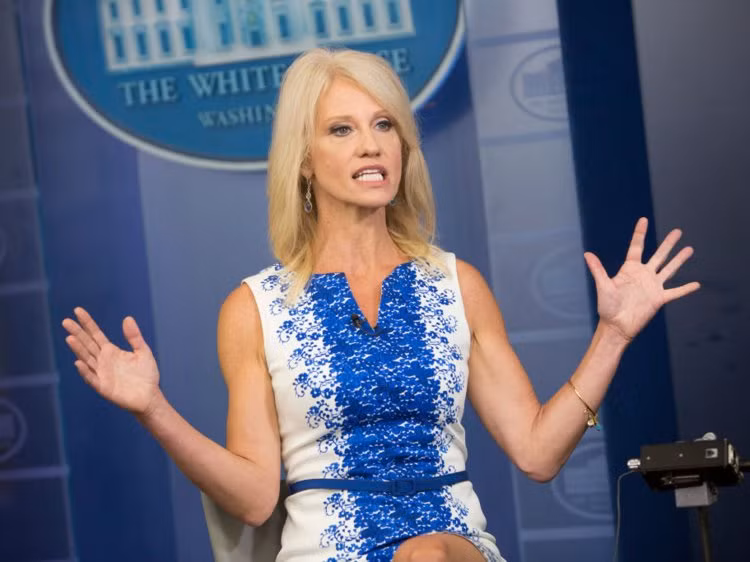 Kellyanne Conway bắt đầu công việc với tư cách là người quản lý chiến dịch của Tổng thống Trump vào năm 2016. Sau đó, bà được chỉ định làm cố vấn cho tổng thống và thường xuất hiện trên truyền hình. 183.000 USD là mức lương bà nhận được hàng năm.