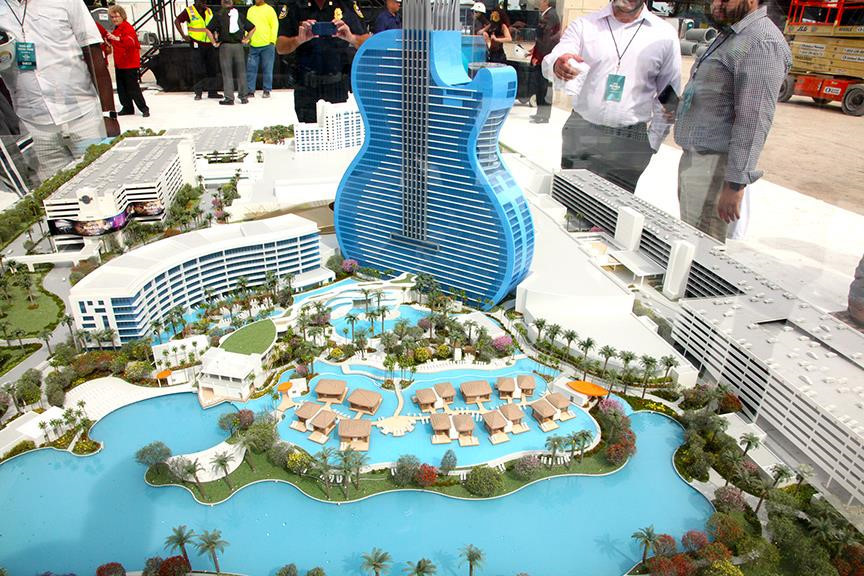 Ngoài ra còn có các khu casino, spa đẳng cấp, quán bar sân thượng.