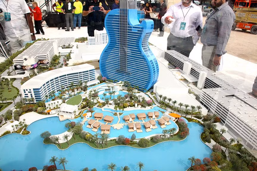 Ngoài ra còn có các khu casino, spa đẳng cấp, quán bar sân thượng.