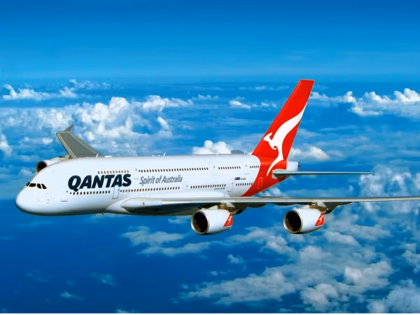 Qantas - hãng hàng không quốc gia Úc và là hãng hàng không lớn thứ 11 thế giới có 16 điểm đến nội địa và 21 điểm đến quốc tế ở 14 quốc gia châu Phi, châu Mỹ, châu Á, châu Âu và châu Đại Dương.