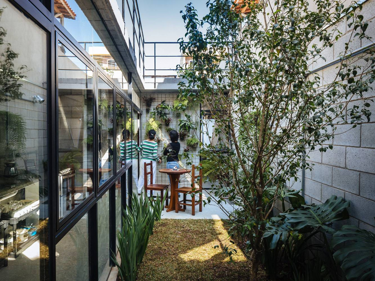 Khoảng sân vườn vừa giúp hạn chế nắng nóng, vừa tạo không gian xanh trong lành.