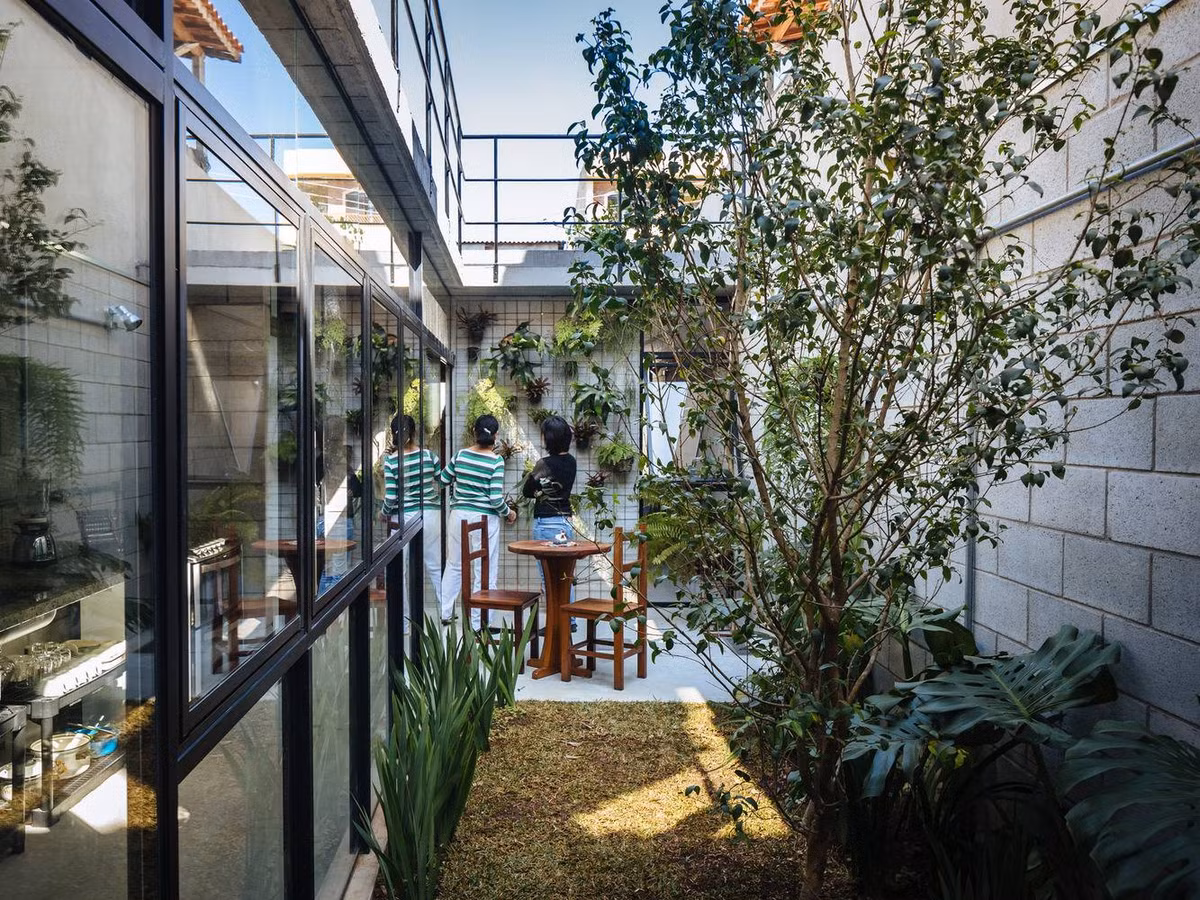 Khoảng sân vườn vừa giúp hạn chế nắng nóng, vừa tạo không gian xanh trong lành.