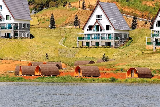 Diem mat doanh nghiep pha hoai ho nuoc dep nhat Da Lat