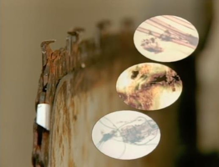 Dựa theo lời khai, cảnh sát đến khu vực bờ sông và tìm thấy một mảnh giấy ghi chữ Helle Crafts, vài sợi tóc màu vàng, những mảnh xương nhỏ, một chiếc móng tay… Họ cũng tìm thấy một chiếc cưa máy dưới lòng sông, trên lưỡi cưa có dính tóc, sợi vải của chiếc áo mà Helle mặc. Chiếc cưa này thuộc về chồng của cô, Richard Crafts.