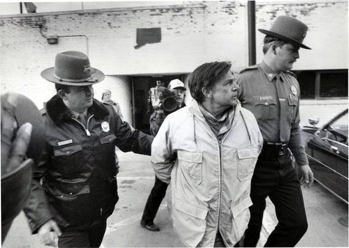 Lệnh bắt giữ Richard được tiến hành ngay sau khi cảnh sát tìm thấy thêm vài phần thi thể của Helle dọc khu vực hoang vắng. Anh ta bị bắt vì tội giết hại vợ của mình. Theo lời khai của Richard, anh ta đã sát hại Helle trong đêm cô trở về nhà, cả hai xảy ra cãi vã khi Helle đề cập đến chuyện chồng ngoại tình và đòi ly hôn. Anh ta đặt xác vợ vào trong chiếc tủ lạnh dưới gara.