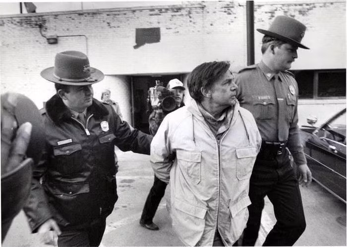 Lệnh bắt giữ Richard được tiến hành ngay sau khi cảnh sát tìm thấy thêm vài phần thi thể của Helle dọc khu vực hoang vắng. Anh ta bị bắt vì tội giết hại vợ của mình. Theo lời khai của Richard, anh ta đã sát hại Helle trong đêm cô trở về nhà, cả hai xảy ra cãi vã khi Helle đề cập đến chuyện chồng ngoại tình và đòi ly hôn. Anh ta đặt xác vợ vào trong chiếc tủ lạnh dưới gara.