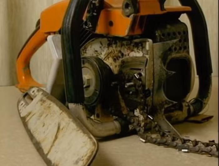 Nửa đêm hôm sau, Richard dùng cưa máy cắt thi thể Helle thành nhiều phần rồi cho vào máy nghiền gỗ, xả thẳng ra sông để thủ tiêu. Chiếc cưa gỗ bị anh ta phá hủy rồi vứt xuống sông phi tang. Richard đã để một số mảnh rất nhỏ như xương, tóc và răng của nạn nhân rơi xuống đất.