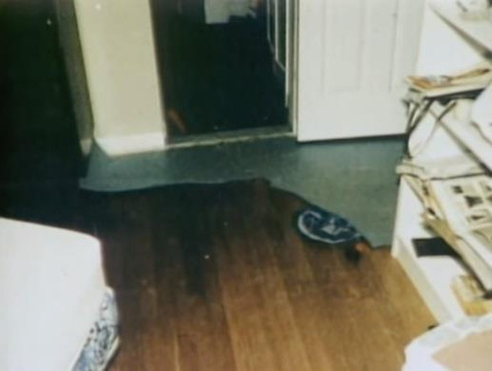 Tuy nhiên, nhiều bằng chứng tại nhà riêng của hai vợ chồng đã cho thấy Richard đang nói dối. Người giúp việc của gia đình khai rằng sau khi Helle mất tích, đây là lần đầu tiên bà thấy chiếc thảm trong phòng ngủ biến mất. Tại nhà của Helle, cảnh sát phát hiện thiếu mất một chiếc tủ lạnh cỡ lớn. Thêm vào đó, Richard bỗng dưng thuê một chiếc máy nghiền gỗ ngay sau khi vợ mất tích.