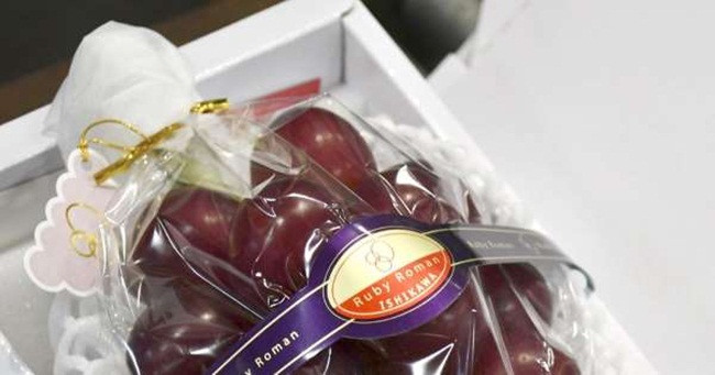 "Chúng tôi đưa ra mức giá 1,2 triệu yên để đánh dấu 12 năm từ khi nho này xuất hiện trên thị trường và để ăn mừng buổi đấu giá đầu tiên của thời kỳ Reiwa (Lệnh Hòa - niên hiệu mới của Nhật Bản)", ông Takashi Hosokawa nói.