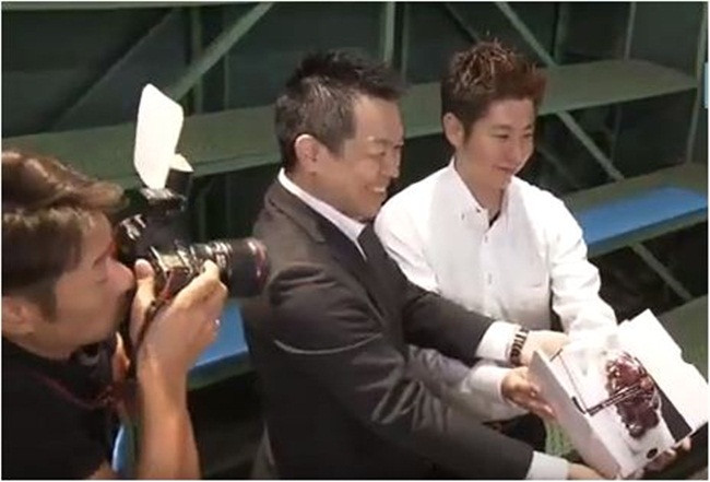 Công ty của ông Takashi Hosokawa sở hữu 3 nhà nghỉ suối nước nóng nhỏ ở tỉnh Ishikawa và mua chùm nho thông qua một nhà đấu giá tại chợ trung tâm ở Kanazawa.