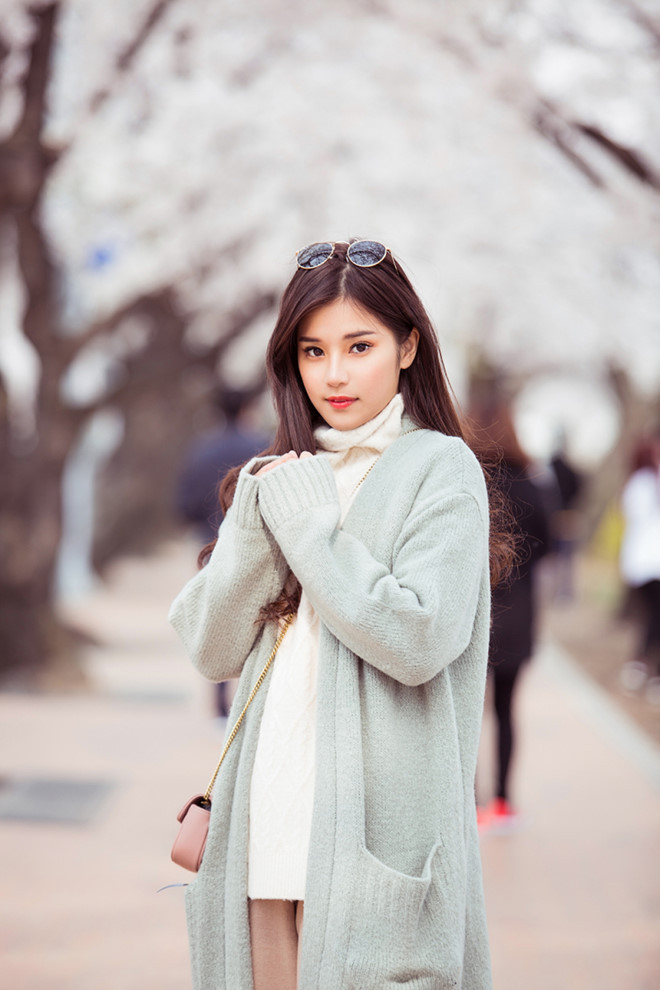 Ngoài mua nhà, nữ ca sĩ Hoàng Yến Chibi còn nổi tiếng là tay chơi hàng hiệu của showbiz Việt. Ảnh: Zing.