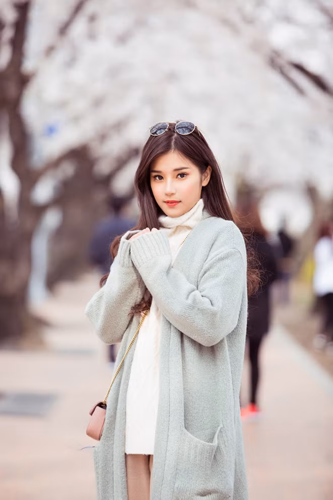 Ngoài mua nhà, nữ ca sĩ Hoàng Yến Chibi còn nổi tiếng là tay chơi hàng hiệu của showbiz Việt. Ảnh: Zing.