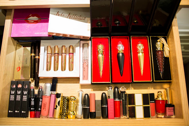 Bộ sưu tập son và mỹ phẩm đắt tiền mà ca sĩ Hoàng Yến Chibi sở hữu. Ảnh: Vietnamnet.