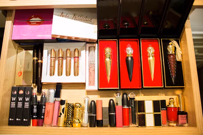 Bộ sưu tập son và mỹ phẩm đắt tiền mà ca sĩ Hoàng Yến Chibi sở hữu. Ảnh: Vietnamnet.