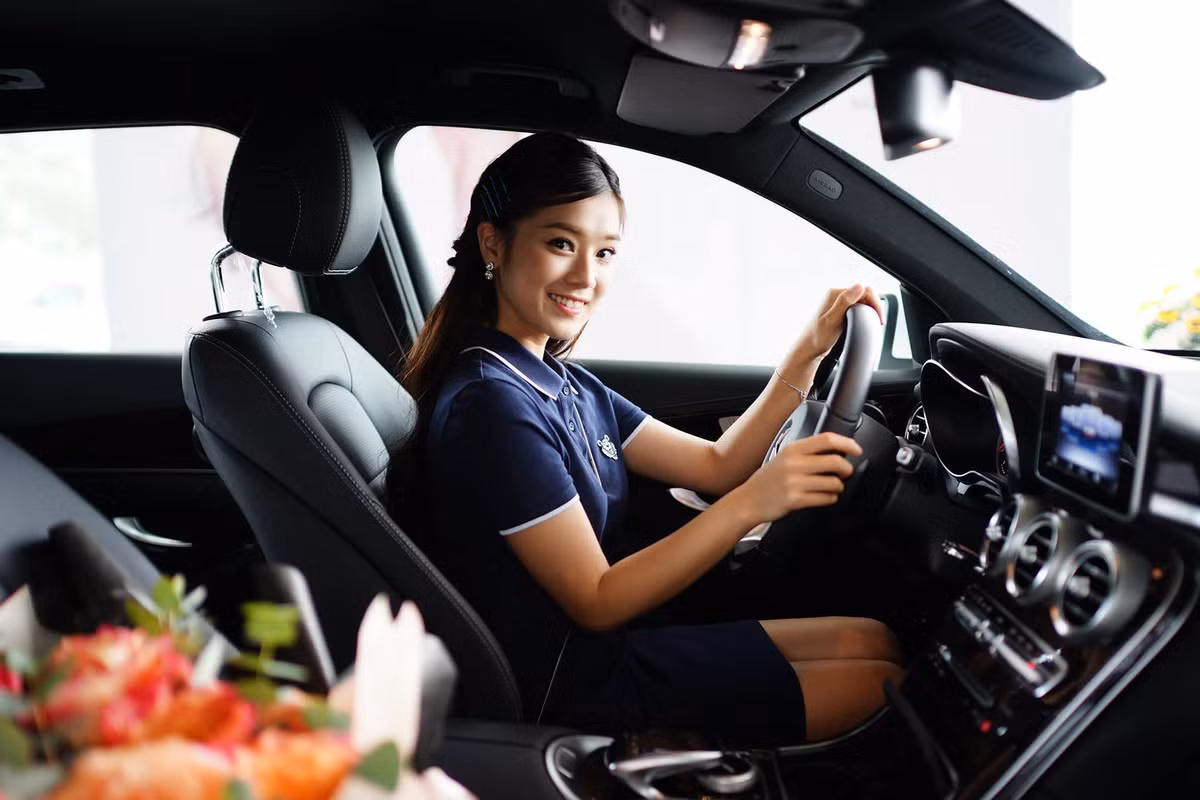 Đây được xem là món quà nữ ca sĩ tự tặng cho bản thân, đánh dấu chặng đường 5 năm Nam tiến. Hoàng Yến cho biết toàn bộ số tiền dùng để tậu xe được mua bằng tiền tích góp từ việc chạy show, tham gia nhiều lĩnh vực hoạt động nghệ thuật. Ảnh: Dân Việt.