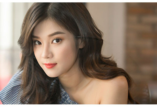 Sau 6 năm hoạt động nghệ thuật, ở tuổi 24, Hoàng Yến Chibi đã sở hữu 6 căn nhà, xế hộp hạng sang và hàng loạt món đồ hiệu đắt tiền. Ảnh: VTV.