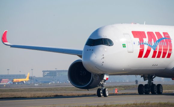 Các tiếp viên sẽ thực hiện khóa huấn luyện của TAM trong một vùng rừng phía sau trung tâm đào tạo của họ, trong đó có hướng dẫn dùng cách mảnh vỡ máy bay để tạo thành một nhà vệ sinh dã chiến. Ảnh: Airbus.