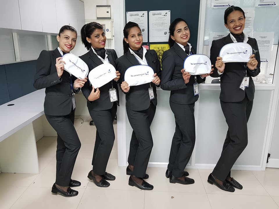 Theo đại diện hãng, họ có thể tiết kiệm được 0,5 triệu USD/năm nếu chỉ chở tiếp viên hàng không nữ bởi cân nặng trung bình của họ nhẹ hơn nhiều cân nặng của các đồng nghiệp nam. Ảnh: Facebook.