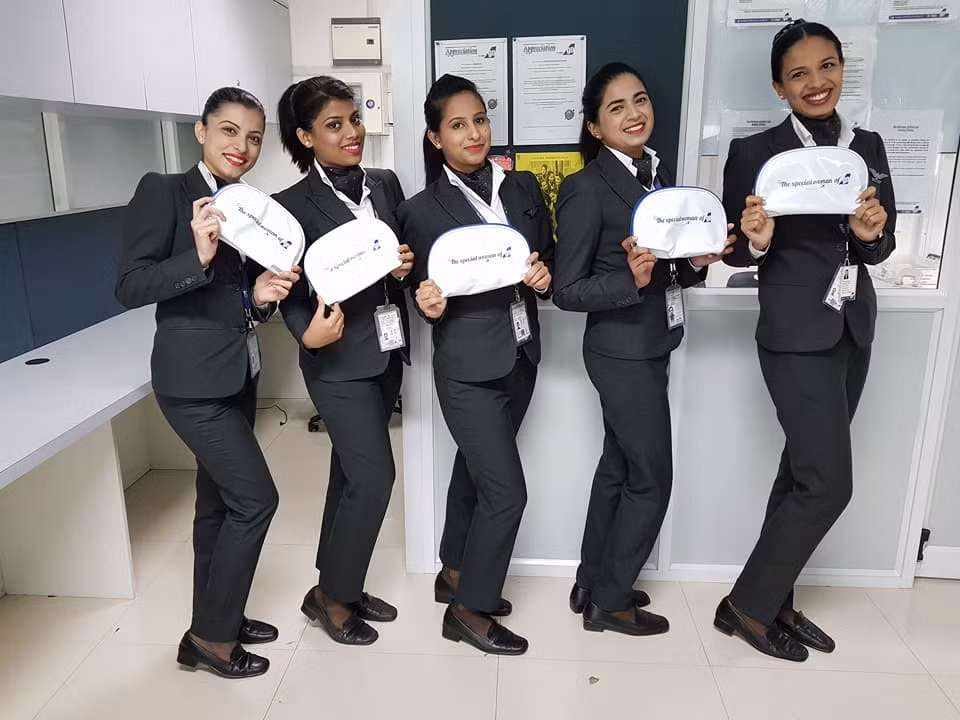 Theo đại diện hãng, họ có thể tiết kiệm được 0,5 triệu USD/năm nếu chỉ chở tiếp viên hàng không nữ bởi cân nặng trung bình của họ nhẹ hơn nhiều cân nặng của các đồng nghiệp nam. Ảnh: Facebook.