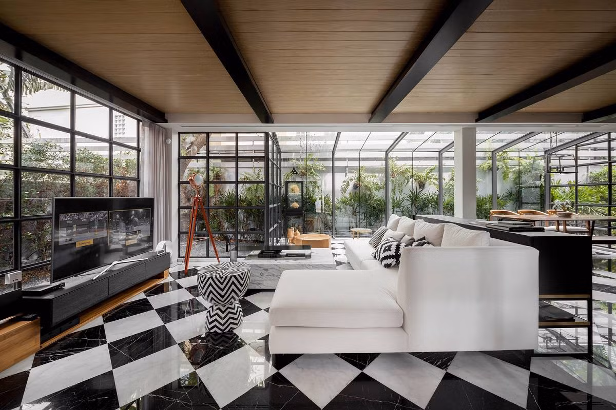 Phòng khách sử dụng hai tông màu trắng đen chủ đạo.