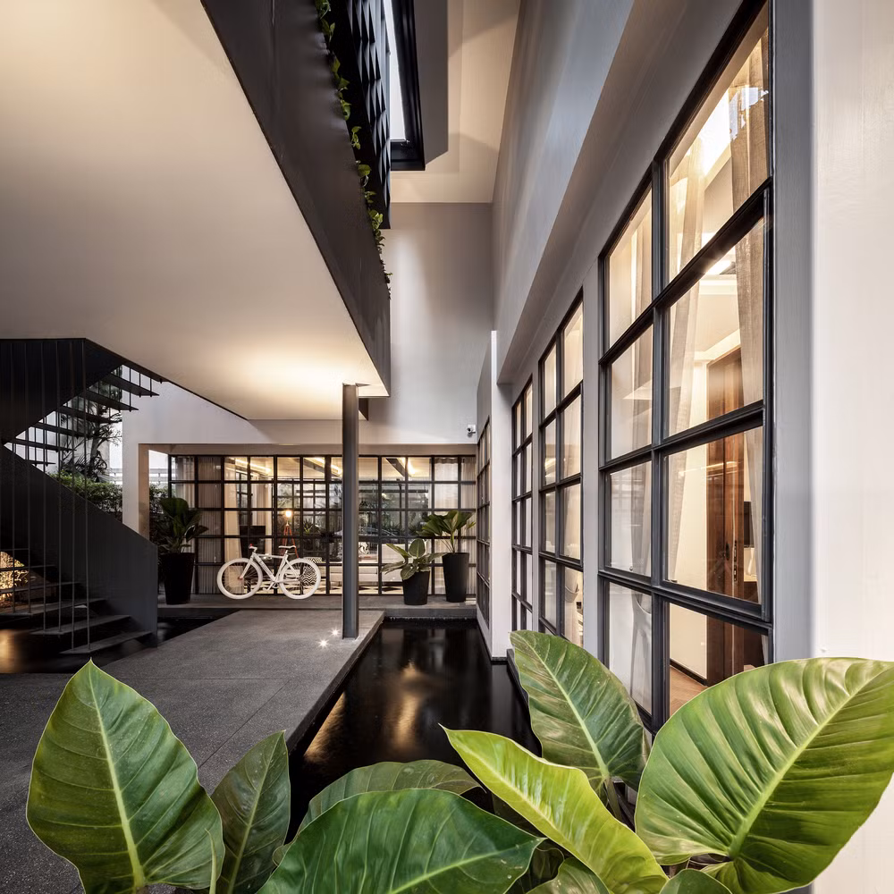 Giữa một kết cấu nhà bằng thép và kính, gia chủ điểm thêm các chi tiết hồ nước, cây xanh giúp không gian hài hòa hơn.