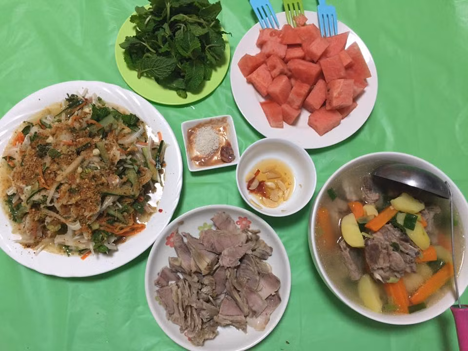 Thứ tư: Canh xương nấu khoai tây cà rốt, thịt lợn luộc, nộm tai heo và tráng miệng bằng dưa hấu. 