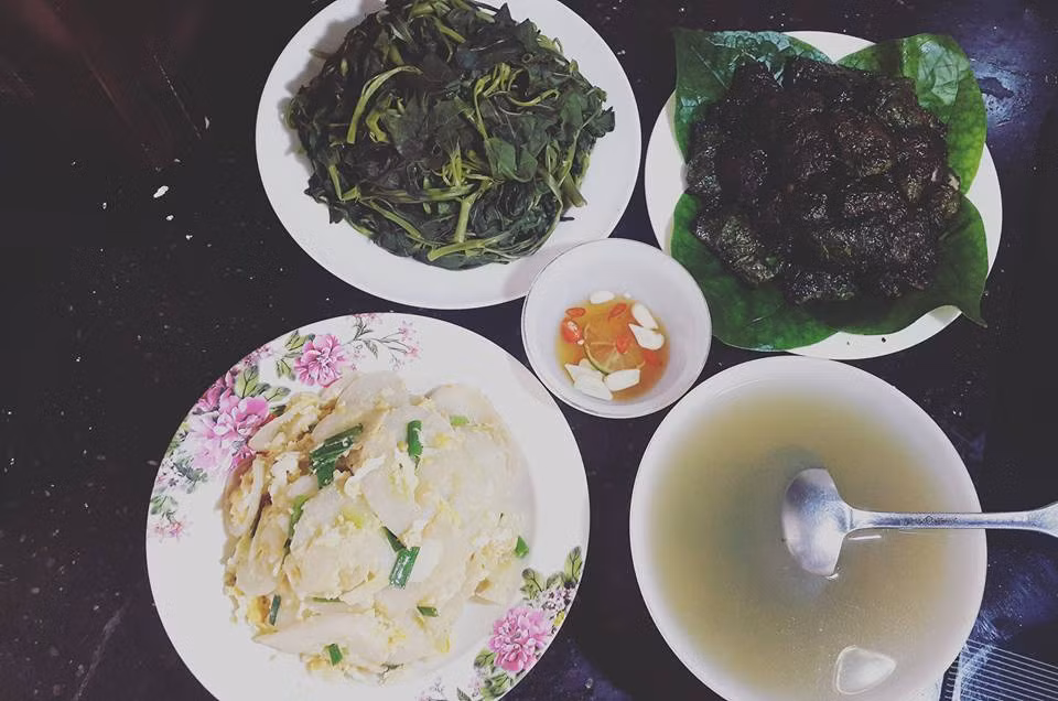 Thứ năm: Rau muống luộc, chả lá lốt, cải thảo xào trứng và nước rau muống luộc dầm sấu. 