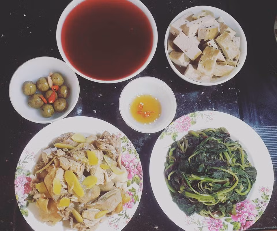 Thứ sáu: Rau dền luộc, thịt gà rang gừng, giò lụa, sấu ngâm nước mắm và nước rau dền luộc. 