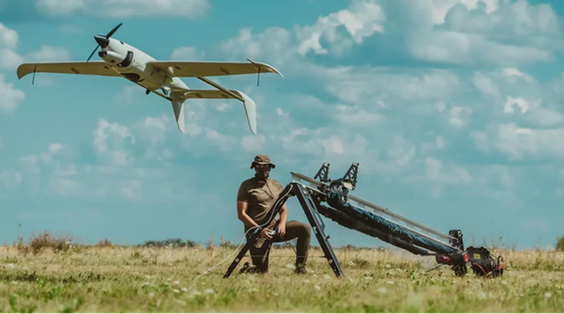 Đáng chú ý là, mặc dù lực lượng Ukraine còn lại ở Pogrebki và trong khu rừng lớn đang bị quân Nga bao vây, họ vẫn có thể nhận được một số tiếp tế hạn chế thông qua vận chuyển bằng đường không. Theo nhà quan sát Yury Podolyaka cho biết vào ngày 10/11, Quân đội Ukraine hàng ngày sử dụng máy bay không người lái cỡ lớn để thả vật tư cho các lực lượng bị bao vây. Ảnh: Skyeton.