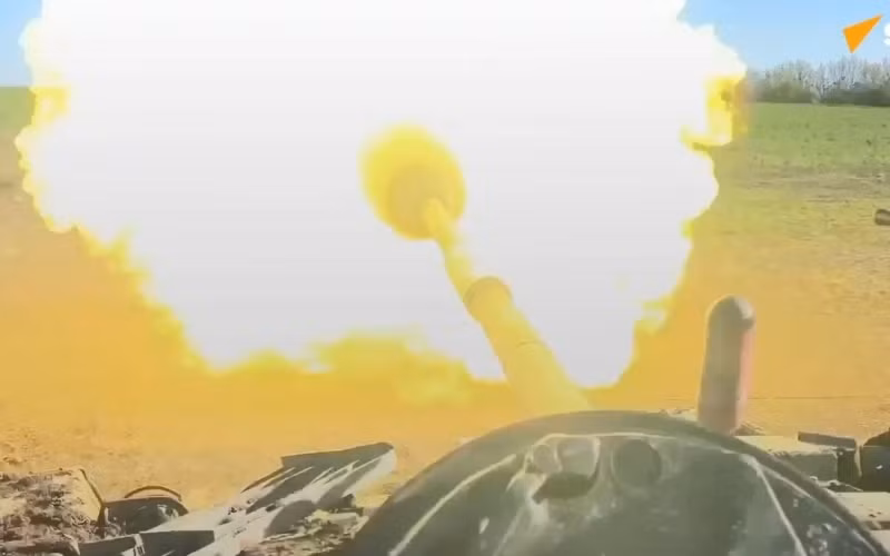 Theo báo cáo của kênh Telegram North Wind vào ngày 9/11, trong quá trình tấn công Novoivanovka và Darino, Quân đội Nga đã triển khai xe tăng phun lửa TOS-1A. Ảnh: Sputnik.