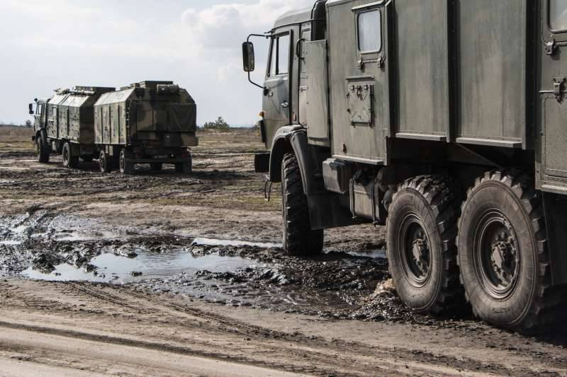 Chính lực lượng Ukraine trong rừng lớn ở Orgovka đã duy trì sức chống cự nhờ vào cách tiếp tế này. Đồng thời, quân Nga cũng áp dụng phương thức vận chuyển này để cung cấp tiếp tế cho một số đơn vị đóng quân ngoài cánh đồng, vì trong mùa bùn lầy, phương tiện giao thông khó di chuyển qua cánh đồng. Ảnh: Topwar.