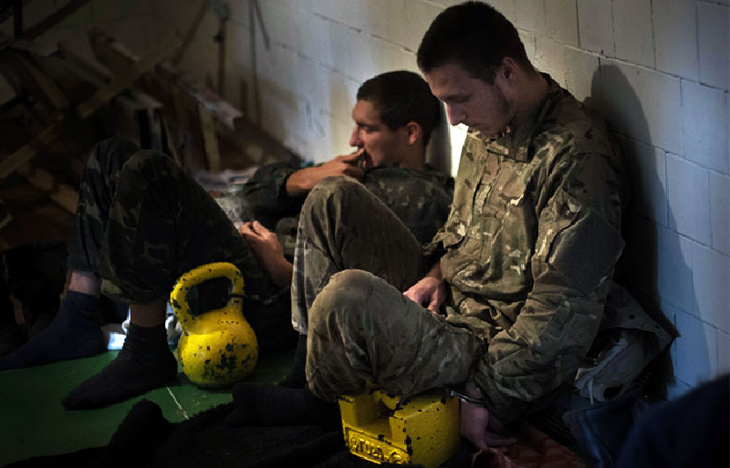 Dưới sự tấn công của bom nhiệt áp, gần hai trung đội của quân Ukraine đã bị tiêu diệt, và trong quá trình tiến công sau đó, hai binh sĩ Ukraine đã tự nguyện đầu hàng. Tiếp đó, quân tiếp viện Ukraine đến nơi và thông qua phản công, đã ngăn chặn được cuộc tiến công của quân Nga, mặc dù họ mất một xe bọc thép. Ảnh: TASS.