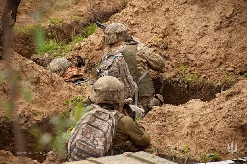 Mặc dù Pogrebki cũng bị bao vây, nhưng dù sao đó vẫn là một ngôi làng; khi thời tiết lạnh giá đến, binh sĩ Ukraine có thể trú trong các ngôi nhà đổ nát, thậm chí có thể nằm trên giường để ngủ. Còn Quân đội Ukraine trong rừng lớn chỉ có thể co cụm trong các chiến hào. Do mùa mưa, những chiến hào này đầy bùn lầy, không có chỗ nào để ngủ. Ảnh: GeneralStaff.ua.