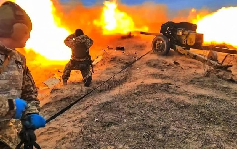 Hiện tại Pogrebki và khu rừng lớn là trọng điểm tấn công của quân Nga. Chỉ cần chiếm được hai khu vực này, việc quân Nga có khép được lỗ hổng giữa Zeleny Shlyakh và Malaya Loknya hay không sẽ không còn quan trọng. Tuy nhiên, trước khi chiếm được hai nơi này, lỗ hổng đó vẫn là tâm điểm tranh giành của cả hai bên. Ảnh: Bộ Tổng tham mưu Quân đội Ukraine.