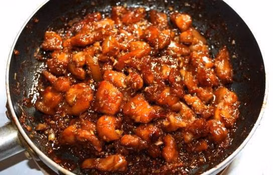 Thực phẩm đổi màu vàng và nâu. Thực phẩm có chứa carbohydrate và axit amin nếu nấu ở nhiệt độ cao (hơn 120 độ), màu sắc sẽ chuyển màu vàng nâu, phản ứng này gọi là Maillard (phản ứng tạo màu nâu). Phản ứng này có thể gây ra các tế bào ung thư.