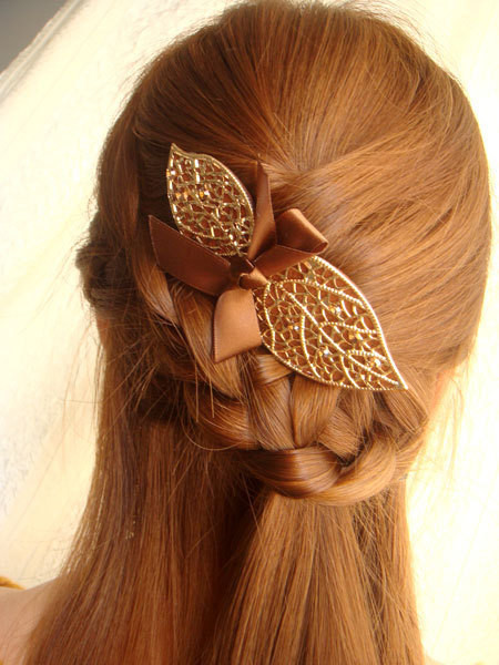 Nhẹ nhàng hơn, bạn có thể chỉ cài một nơ bướm nho nhỏ trên tóc cũng đủ mê hoặc ánh nhìn của mọi người.