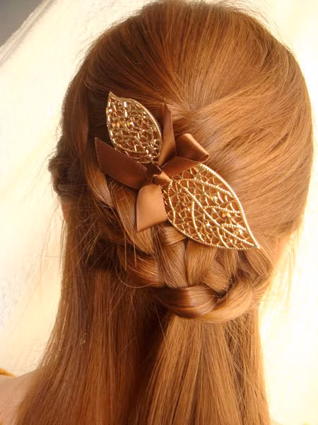 Nhẹ nhàng hơn, bạn có thể chỉ cài một nơ bướm nho nhỏ trên tóc cũng đủ mê hoặc ánh nhìn của mọi người.