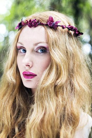 Một vương miện bướm dễ thương sẽ biến bất cứ bạn gái nào thành Alice ở xứ sở thần tiên.