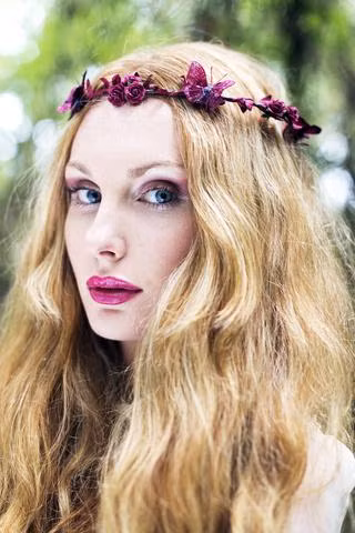 Một vương miện bướm dễ thương sẽ biến bất cứ bạn gái nào thành Alice ở xứ sở thần tiên.