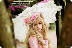 Chính vì thế mà cô đã dành hơn 7000 bảng Anh (2,3 tỷ) mỗi năm tìm nguồn cung ứng nguyên vật liệu, phụ kiện, may váy búp bê.