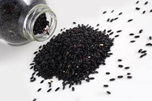 Mè. Hạt mè cung cấp vitamin cần thiết cho cơ thể như E, B1, canxi, đặc biệt là linoleic axit – Thành phần có thể loại bỏ cholesterol bám trên thành mạch.