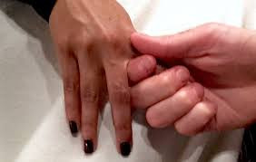 Ngón trỏ. Được kết nối với bàng quang và thận, nó chịu trách nhiệm cho những cảm xúc bối rối, không hài lòng. Nếu nắm trọn ngón tay này lại sẽ cải thiện được sự trao đổi chất, tăng cường miễn dịch, giảm đau lưng, đau vai gáy và cân bằng hormone.