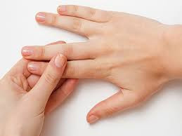 Ngón út. Liên kết với tim và ruột non. Nếu bạn gập và xoa các ngón này sẽ cải thiện được các vấn đề về xương khớp, huyết áp tuần hoàn máu, tình trạng tóc rụng hoặc bạc sớm, giải tỏa các cảm xúc tiêu cực...