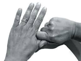 Ngón cái. Được kết nối với dạ dày và lá lách cũng như chịu trách nhiệm cho những cảm xúc. Bạn hãy nắm gọn ngón tay này trong lòng bàn tay. Bạn sẽ giải tỏa được mọi lo lắng căng thẳng và suy nghĩ sáng suốt hơn. Không chỉ thế, điều này giúp cải thiện sống lưng đau, giảm hôi miệng.