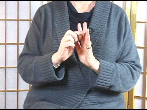 Ngón áp út, liên kết với ruột và phổi. Chịu trách nhiệm cho những cảm xúc buồn bực, sợ hãi, cảm xúc tiêu cực. Tập nằm gọn ngón này sẽ cải thiện được các vấn đề về da, nhu ruột, giảm đau đầu, đổ mồ hôi…