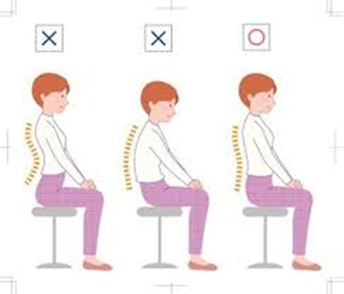 Tư thế ngồi đúng là hướng vai lên cao về phía trước, hóp nhẹ bụng. Khi ngồi đúng, không chỉ không béo bụng, bạn còn tránh được nguy cơ còm lưng, cong vẹo cột sống mà còn tập trung hơn khi làm việc. Lưu ý, sau mỗi 1-2 giờ ngồi trên ghế, hãy vận động để tránh cho cơ thể bị ù lì.
