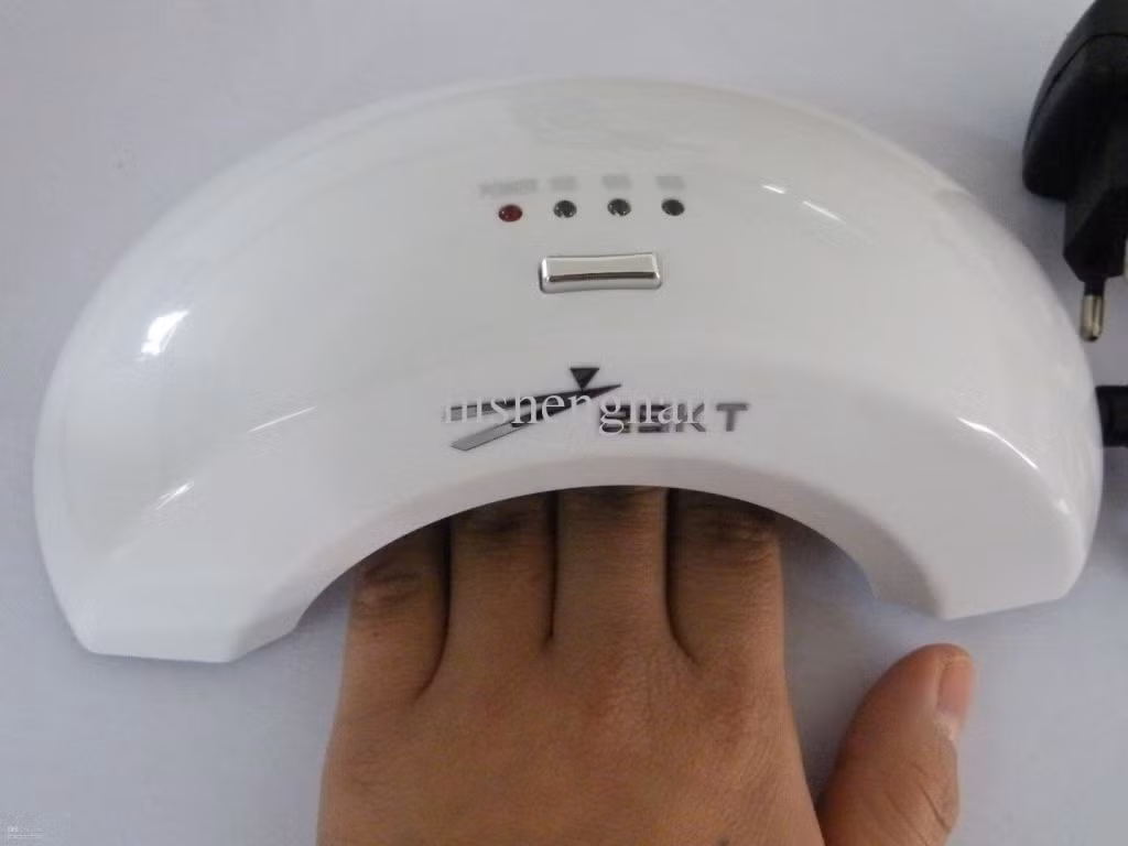 Máy sấy nail. Phát minh làm đẹp dành cho những cô gái bận rộn này khiến nhiều người không khỏi bật cười. Người dùng chỉ cần đặt bàn tay của họ vào chiếc máy và để cho lượng nhiệt từ máy nhanh chóng làm cứng sơn lại.