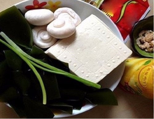  Đậu phụ và rong biển: Trong đậu phụ chứa rất nhiều các chất saponin - giúp ngăn ngừa sự oxy hóa của chất béo trong cơ thể nhưng lại có thể thúc đẩy sự bài tiết của iốt, dễ dẫn đến cơ thể bị thiếu iốt. Sự phong phú hàm lượng iốt trong rong biển là sự hỗ trợ cần thiết cho hạn chế này của đậu phụ.